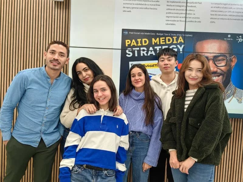 Alba Caro con sus alumnos en clase