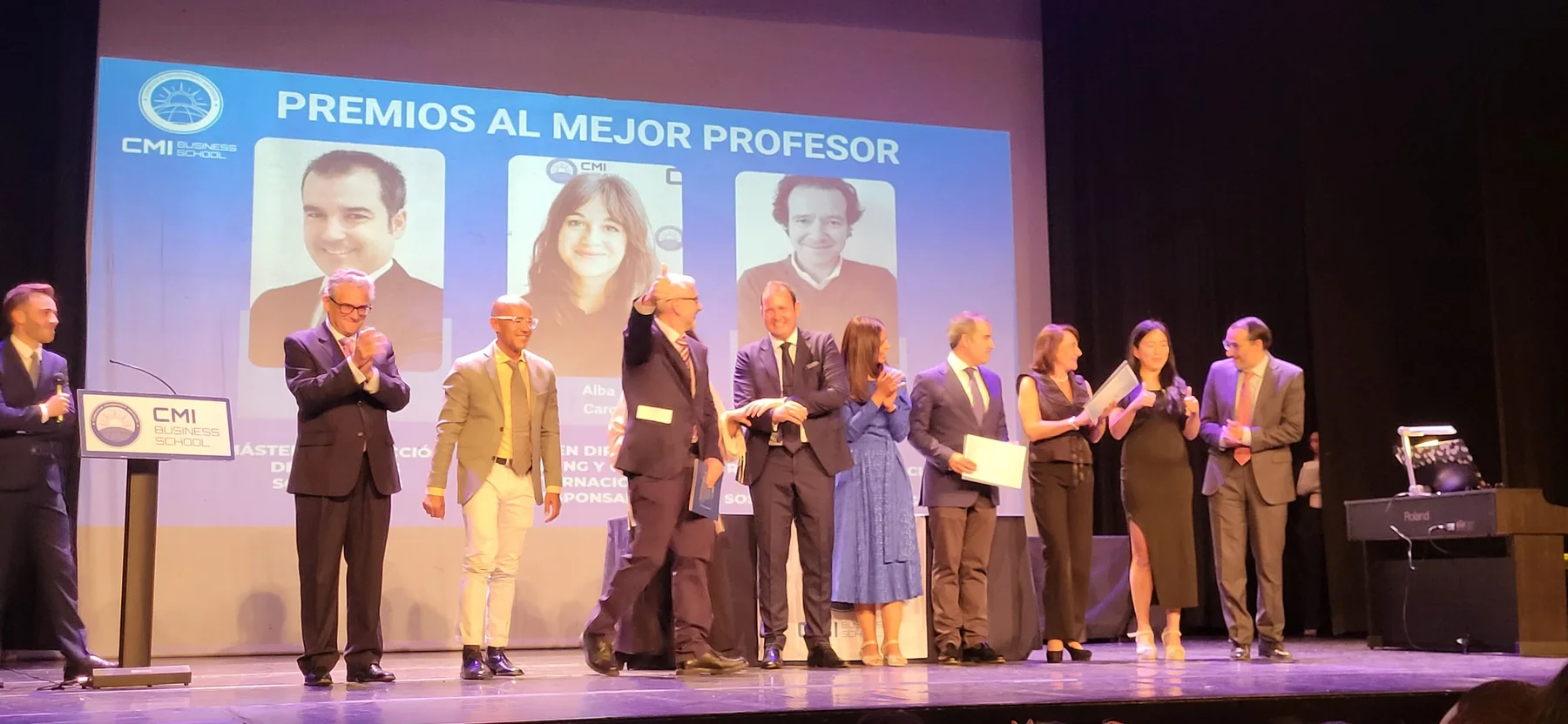 Alba Caro recogiendo el Premio al Mejor Profesor