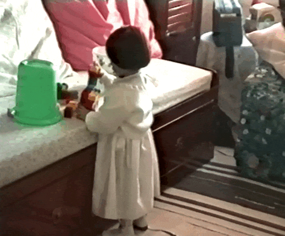 Alba con tres años construyéndose una cámara de vídeo con Legos